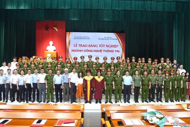 Các đại biểu và 56 học viên tốt nghiệp ngành công nghệ thông tin khóa 68 tại lễ tốt nghiệp.