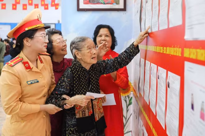 Cử tri Đoàn Thị Thuận, sinh năm 1925 đi bầu cử.
