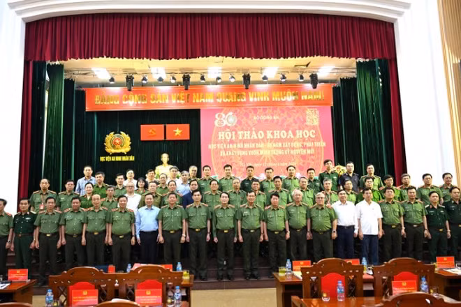 Các đại biểu tham dự hội thảo.