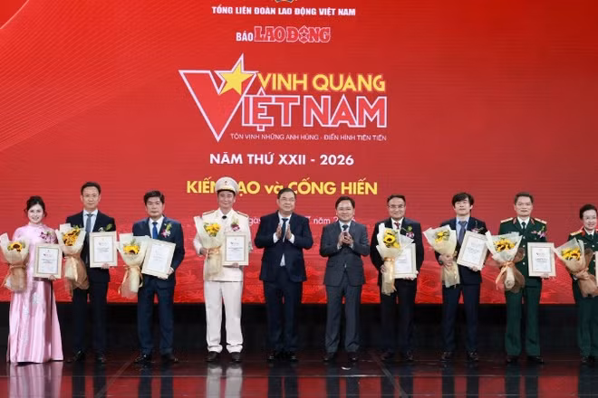 Đồng chí Phạm Gia Túc và đồng chí Nguyễn Anh Tuấn trao Biểu trưng Vinh quang Việt Nam tặng 8 tập thể. (Ảnh: NGUYỄN HẢI)