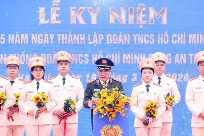 Tuyên dương 10 gương mặt trẻ xuất sắc tiêu biểu Công an thành phố Hà Nội.