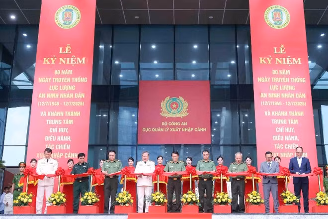 Các đại biểu cắt băng khánh thành công trình Trung tâm Chỉ huy, điều hành, tác chiến xuất nhập cảnh.