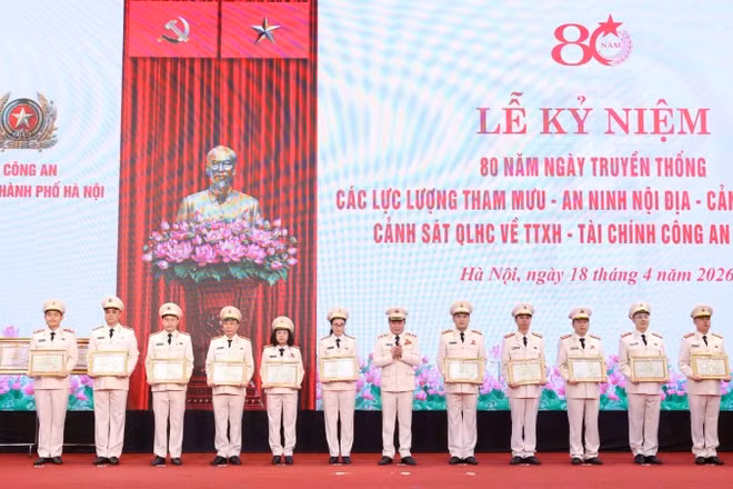Giám đốc Công an thành phố Hà Nội trao bằng khen tặng các tập thể, cá nhân có thành tích xuất sắc.