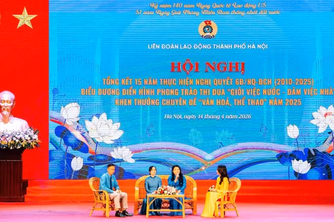 Các tấm gương điển hình trong phong trào "Giỏi việc nước, đảm việc nhà" giao lưu tại hội nghị.