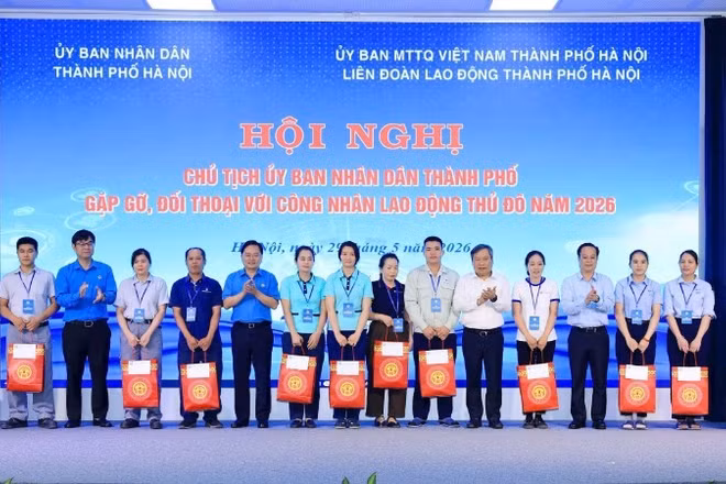 Đồng chí Vũ Đại Thắng và đồng chí Nguyễn Anh Tuấn trao quà tặng công nhân, lao động. (Ảnh: ĐÌNH HIỆP)