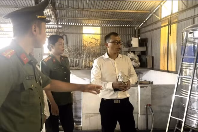 Phòng An ninh kinh tế, Công an thành phố Hà Nội kiểm tra đột xuất cơ sở kinh doanh nước đóng bình trên địa bàn. (Ảnh: Công an Hà Nội)
