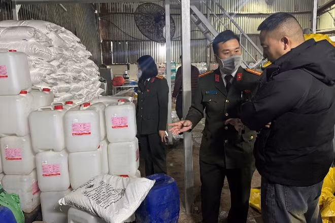 Cơ quan chức năng tạm giữ toàn bộ số hàng hóa để xác minh.