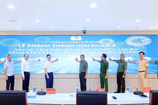 Các đại biểu bấm nút khánh thành Dự án nâng cấp Trung tâm Thông tin chỉ huy và lắp đặt hệ thống camera giám sát.