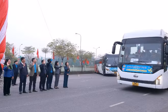 Lãnh đạo thành phố và Liên đoàn Lao động Thành phố Hà Nội tiễn công nhân về quê đón Tết.