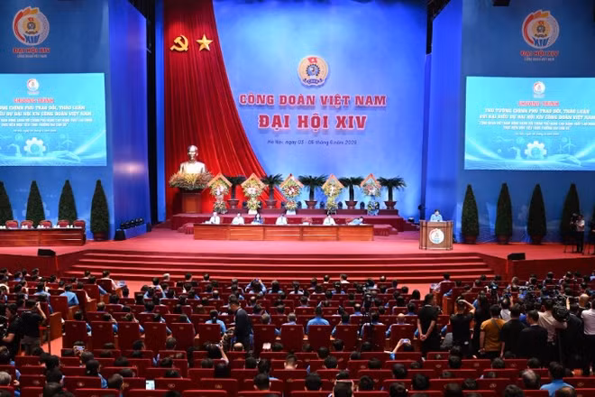Thủ tướng Chính phủ lắng nghe, trao đổi và bàn những giải pháp thiết thực nhằm nâng cao năng suất lao động, cải thiện đời sống người lao động. (Ảnh: TRẦN HẢI)