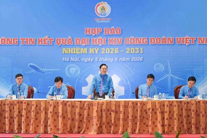 Đồng chí Nguyễn Anh Tuấn, Chủ tịch Tổng Liên đoàn Lao động Việt Nam khóa XIV chủ trì họp báo. (Ảnh: NGUYỄN HẢI)