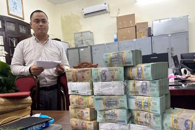 Đối tượng Phạm Ngọc Mạnh cùng tang vật.