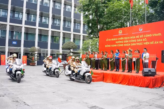 Ra quân hưởng ứng "Chiến dịch Mùa hè số cùng VNeID".