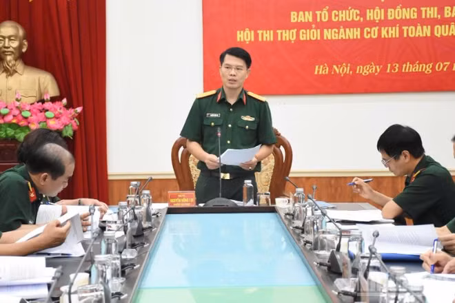 Đại tá Nguyễn Hồng Lợi, Trưởng ban Công đoàn Quốc phòng, Trưởng Ban tổ chức, Chủ tịch Hội đồng thi phát biểu.