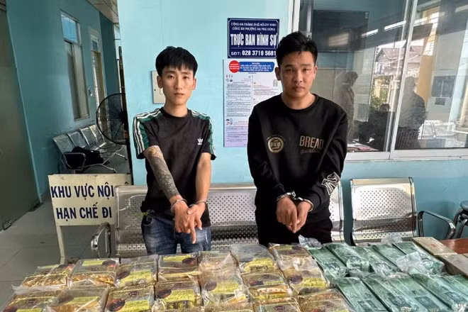 Một số đối tượng trong đường dây và tang vật thu giữ.
