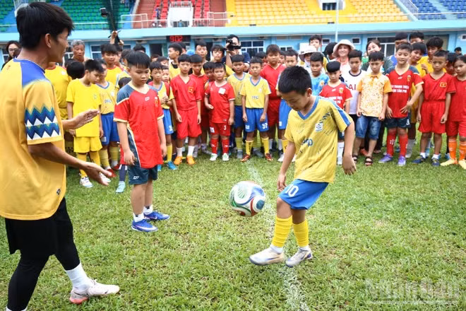 Giải bóng đá Thiếu niên-Nhi đồng “Ước mơ sân cỏ” tranh cúp HTV 2026, được công báo vào đúng ngày Quốc tế Thiếu nhi 1/6. (Ảnh: Anh Hải)