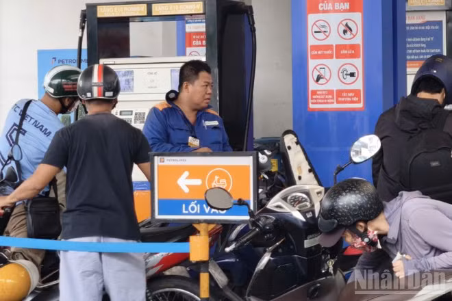 Sáng 28/5, vẫn rất nhiều người dân chọn đổ xăng A95 tại các cây xăng Petro. (Ảnh: Tùng Anh)