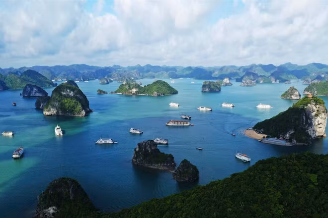 Hạ Long nhìn từ trên cao. (Ảnh: QUANG THỌ)