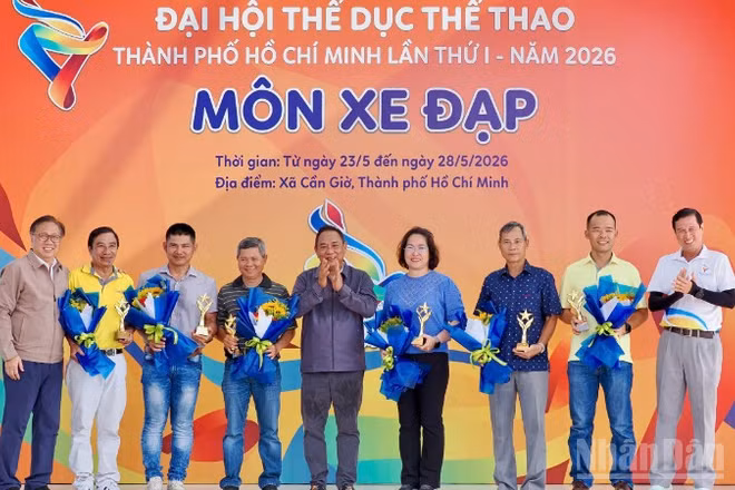 Đại diện Liên đoàn Mô-tô Xe đạp Thành phố Hồ Chí Minh trao kỷ niệm chương cho 5 tài năng đóng góp cho sự phát triển môn xe đạp đường trường. (Ảnh: H.N.H.H)