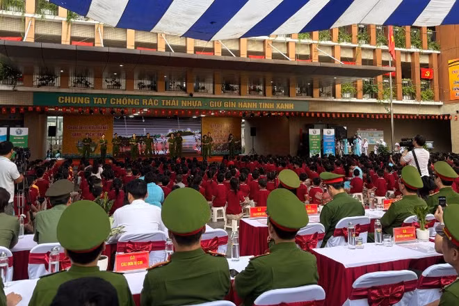 Quang cảnh buổi phát động.
