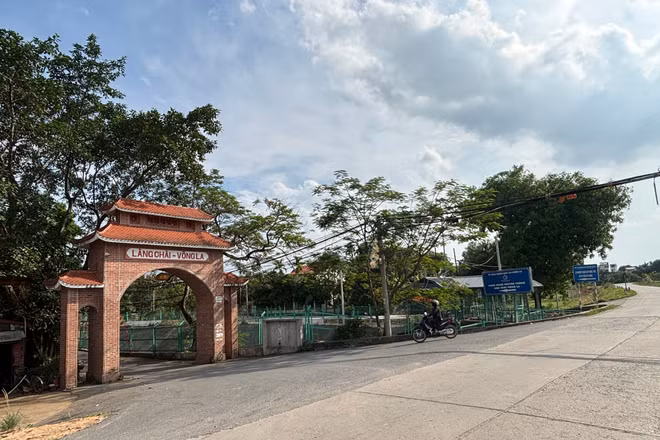 Cổng làng Chài-Võng La.
