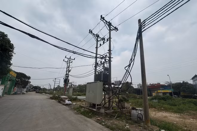 Các trạm biến áp cũ đang đặt tại hành lang mở rộng Quốc lộ 6.
