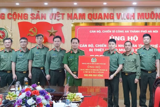 Đoàn công tác trao quà hỗ trợ cán bộ, chiến sĩ và nhân dân tỉnh Nghệ An.