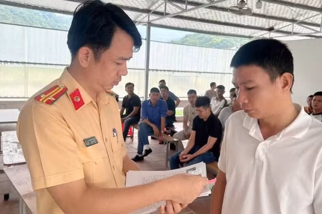 Mã số giấy phép lái xe hình thành sau 2 tiếng khi kết thúc hội đồng sát hạch.