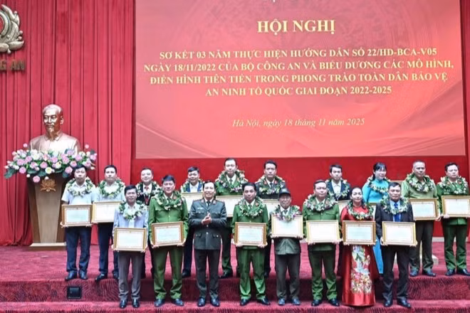 Thứ trưởng Lê Văn Tuyến trao Bằng khen của Bộ Công an tặng các cá nhân điển hình xuất sắc trong phong trào toàn dân bảo vệ an ninh Tổ quốc giai đoạn 2022-2025.