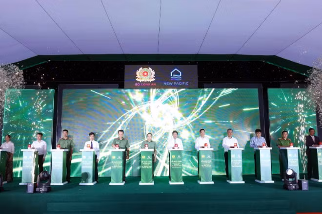 Các đại biểu thực hiện nghi lễ khởi công Dự án.
