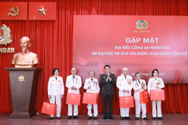 Bộ trưởng Công an Lương Tam Quang trao quà của Bộ Công an tặng đại biểu tại gặp mặt.