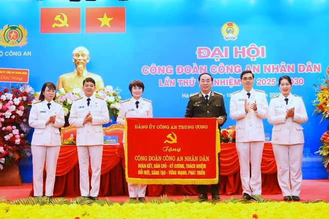 Thứ trưởng Trần Quốc Tỏ trao lẵng hoa và bức trướng của Đảng ủy Công an Trung ương tặng Công đoàn Công an nhân dân.