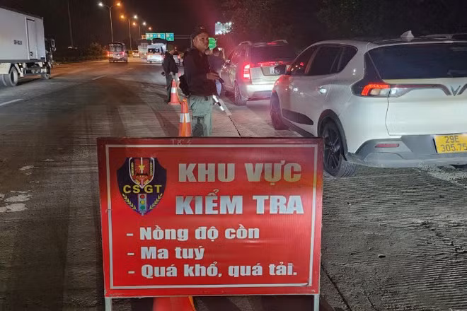 Toàn lực lượng Cảnh sát giao thông tập trung lực lượng xử lý vi phạm nồng độ cồn trong một khung giờ.