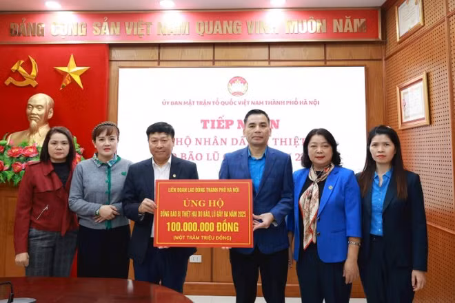 Trao hỗ trợ tại trụ sở Ủy ban Mặt trận Tổ quốc Việt Nam Thành phố Hà Nội.