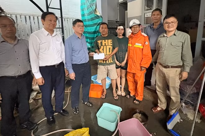 Lãnh đạo Tổng Công ty Truyền tải điện Quốc gia thăm hỏi, tặng quà động viên người lao động thuộc Công ty Truyền tải điện 3 tại Khánh Hòa bị ảnh hưởng bởi thiên tai.