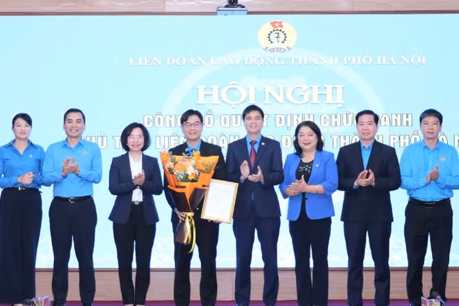 Lãnh đạo Tổng Liên đoàn Lao động Việt Nam, Ủy ban Mặt trận Tổ quốc Việt Nam TP Hà Nội tặng hoa chúc mừng đồng chí Nguyễn Văn Thắng.