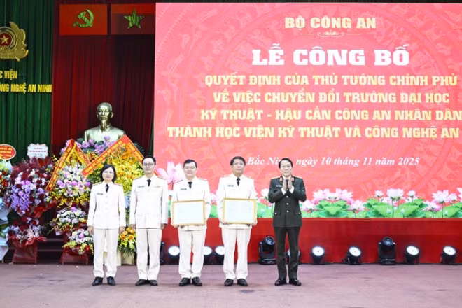 Đại tướng Lương Tam Quang trao Quyết định của Bộ Công an và tặng hoa Ban Giám đốc Học viện Kỹ thuật và Công nghệ an ninh.
