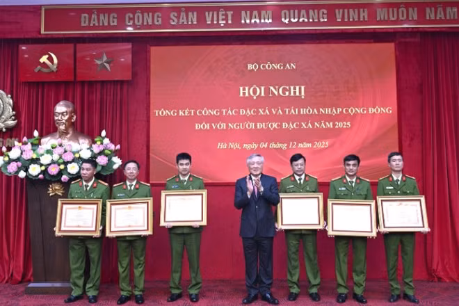 Phó Thủ tướng Thường trực Chính phủ Nguyễn Hòa Bình trao khen thưởng tặng các tập thể, cá nhân có thành tích xuất sắc trong công tác đặc xá năm 2025. 