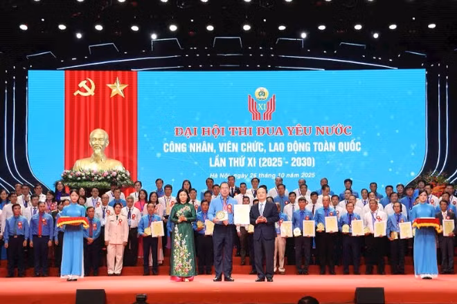 Chủ tịch Công đoàn Điện lực Việt Nam nhận Giấy chứng nhận và biểu trưng Tập thể điển hình tiên tiến xuất sắc tiêu biểu tại Đại hội thi đua yêu nước công nhân, viên chức, lao động toàn quốc lần thứ XI, giai đoạn 2025-2030.