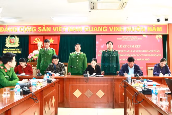 Đại diện cơ sở kinh doanh pháo hoa trên địa bàn Hà Nội ký cam kết với 5 nội dung cụ thể.