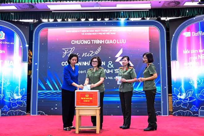 Đại diện lãnh đạo Hội Liên hiệp Phụ nữ Việt Nam, Cục Công tác Chính trị, Ban Phụ nữ Công an nhân dân quyên góp, ủng hộ đồng bào chịu ảnh hưởng bởi thiên tai.