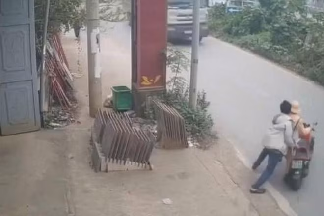 Đối tượng Đặng Từ Thịnh đẩy chiến sĩ Cảnh sát giao thông lao ra trước đầu ô-tô tải đang đi đến. (Ảnh chụp màn hình)