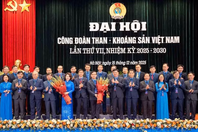Lãnh đạo Tổng Liên đoàn Lao động Việt Nam và lãnh đạo Tập đoàn TKV chúc mừng Ban Chấp hành Công đoàn Than -Khoáng sản Việt Nam khóa VII. 