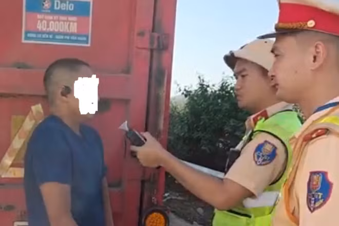 Lực lượng Cảnh sát giao thông kiểm tra nồng độ cồn tài xế.