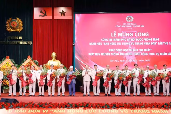 Trung tướng Nguyễn Thanh Tùng, Giám đốc Công an thành phố Hà Nội tặng hoa, tri ân các thế hệ lãnh đạo Công an thành phố qua các thời kỳ.