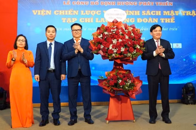 Lãnh đạo Tổng Liên đoàn Lao động Việt Nam tặng hoa chúc mừng Viện Chiến lược và Chính sách Mặt trận.