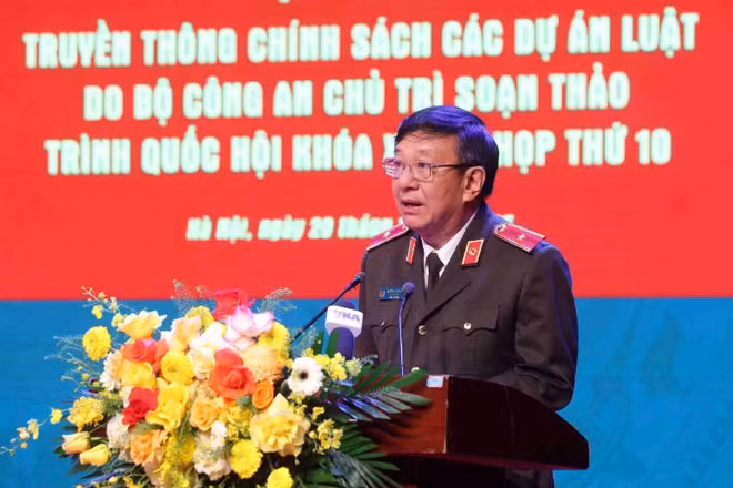 Thiếu tướng Đỗ Triệu Phong, Cục trưởng Cục Truyền thông Công an nhân dân phát biểu khai mạc tọa đàm.