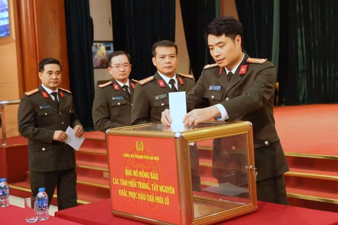 Công an Hà Nội phát động ủng hộ đồng bào miền trung- Tây nguyên bị thiệt hại do mưa lũ.