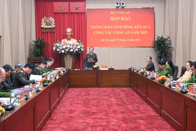 Thượng tướng Trần Quốc Tỏ chủ trì họp báo.