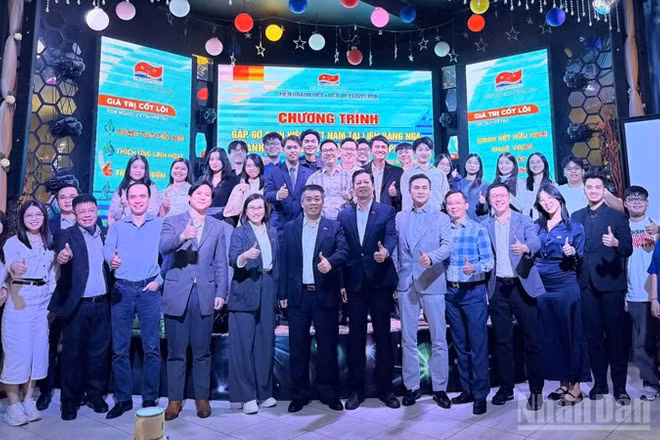 Các đại biểu và sinh viên Việt Nam tại Liên bang Nga chụp ảnh lưu niệm cùng đại diện Liên doanh Việt-Nga Vietsovpetro.